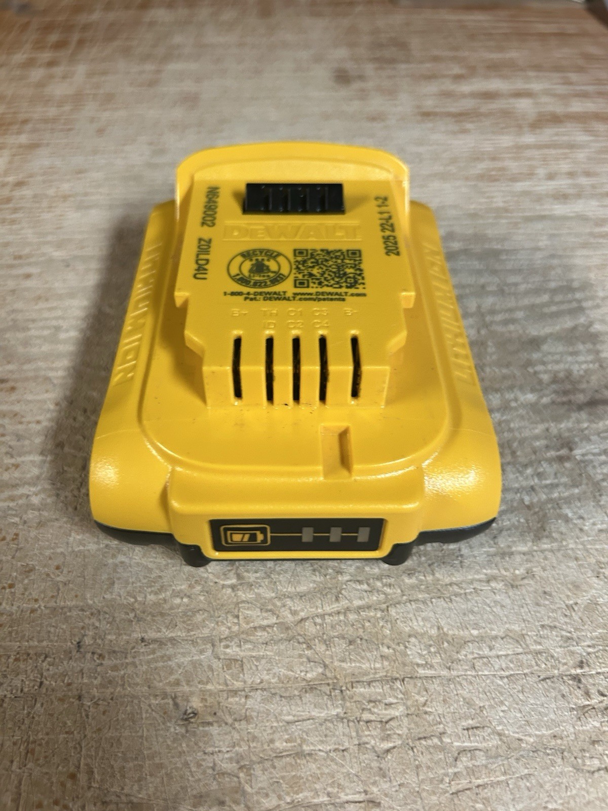 DEWALT 20V MAX DCB203 2.0Ah Battery Pack – Black/Yellow