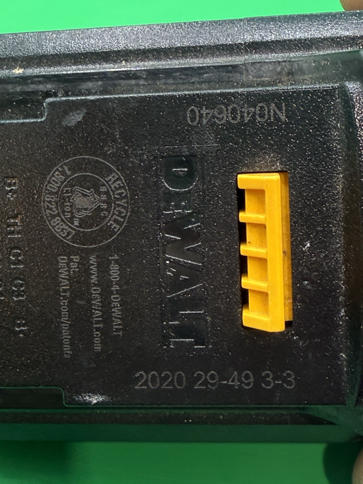 DeWalt 20V MAX Lithium-Ion Compact Battery – DCB207 1.3Ah, Black/Yellow