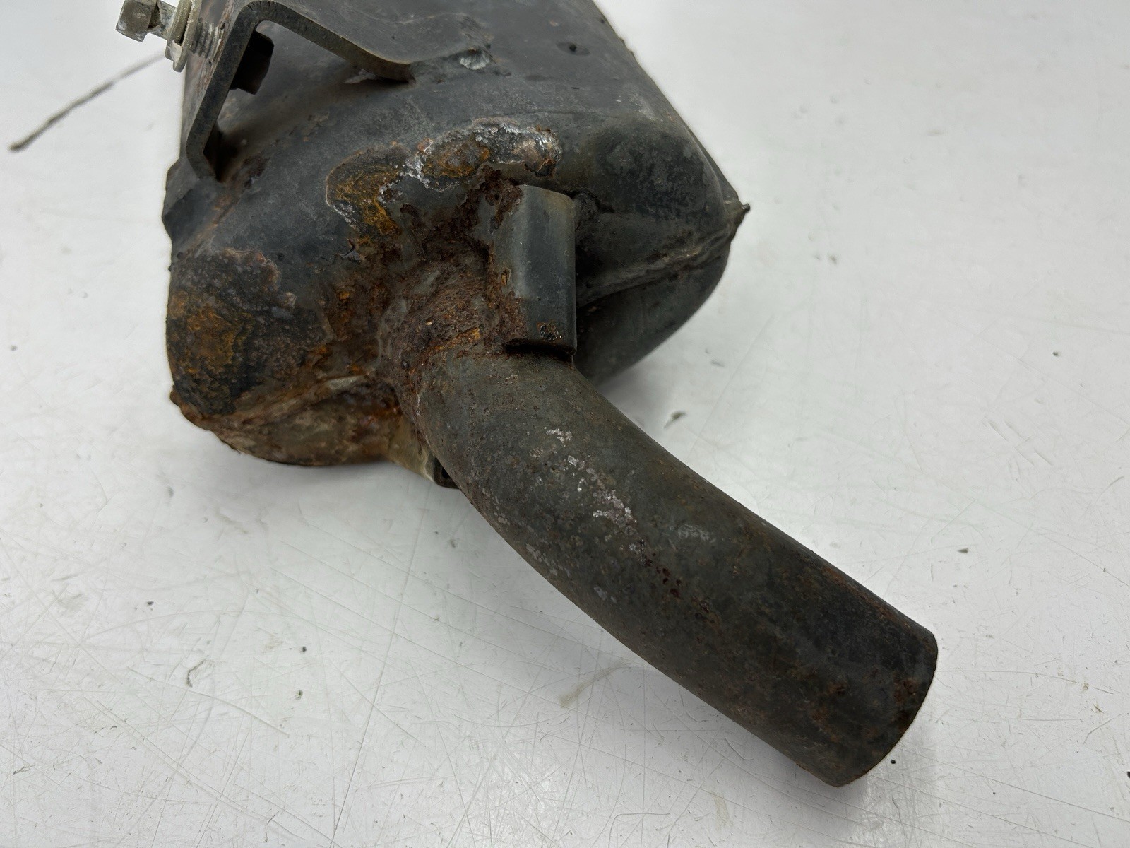 JOHN DEERE MUFFLER 332 330 AM101266