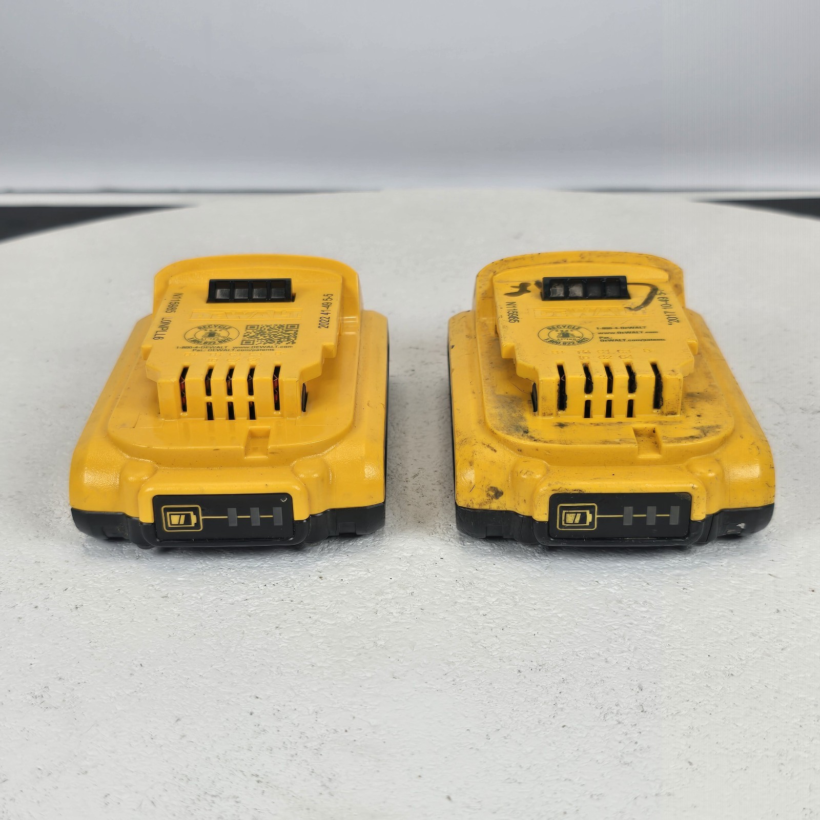 Used DEWALT Genuine DCB203-2 20V 2Ah Lithium-Ion Battery – 2 Pack (READ Descrip)