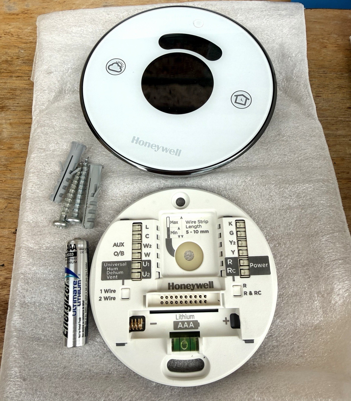 New in Box! Honeywell Lyric Round Wi-Fi Programmable Thermostat TH8732WFH5002