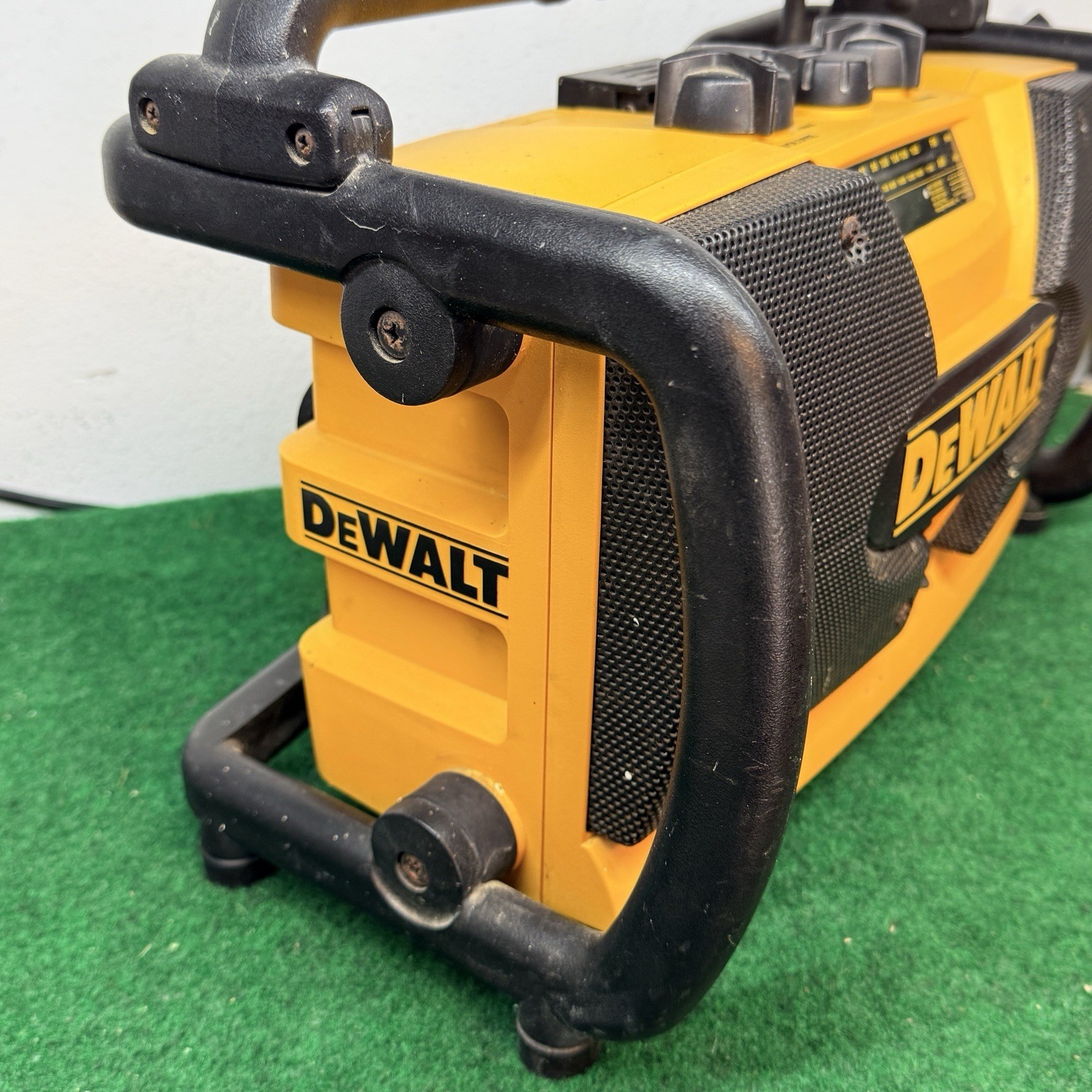 DEWALT Cordless JOBSITE Radio Charger AM/FM 1-HR NiCd Battery Charger 18v Tested