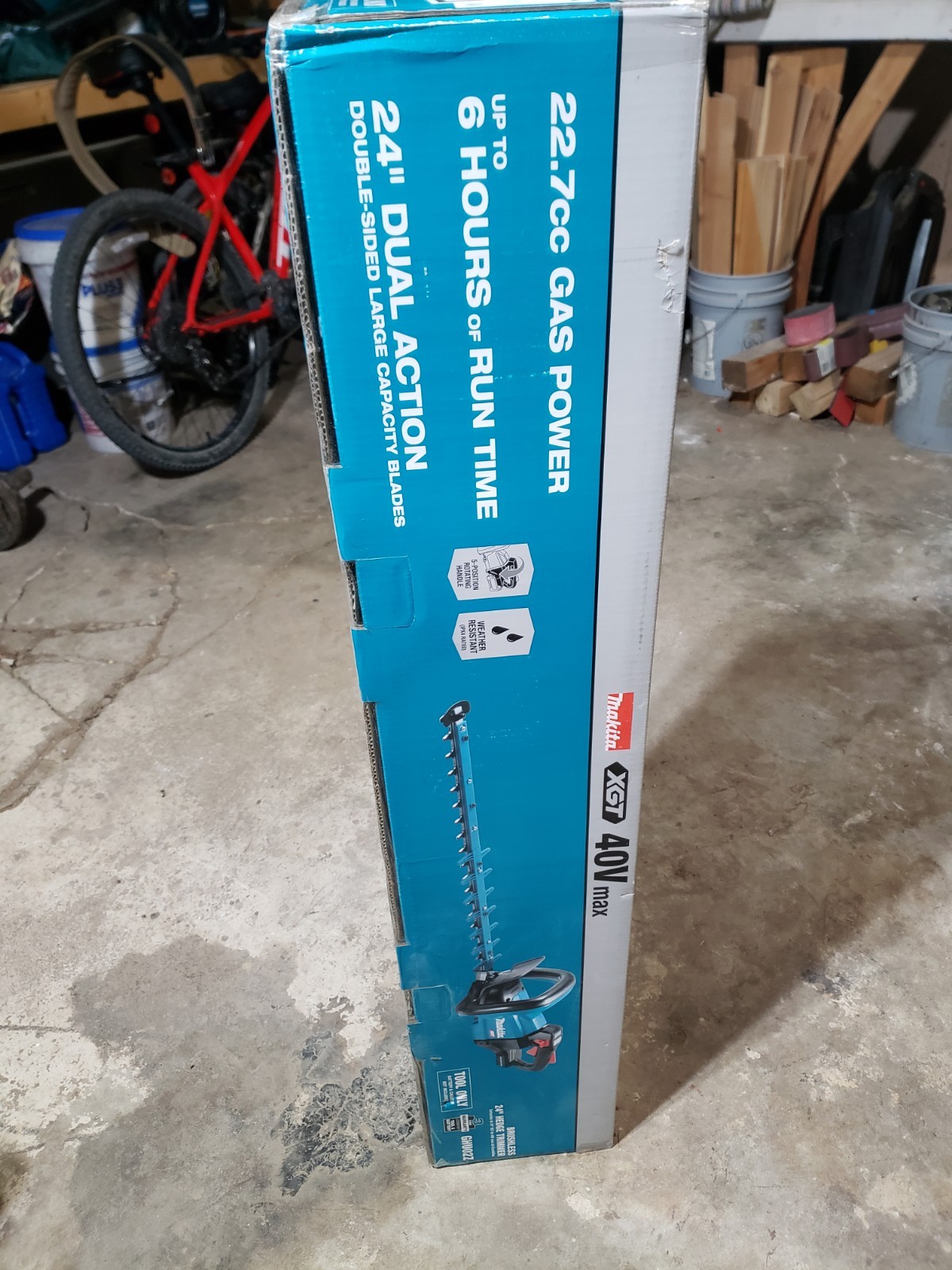 Makita XGT 40V max Cordless Brushless 24 in Hedge Trimmer Tool Only GHU02Z