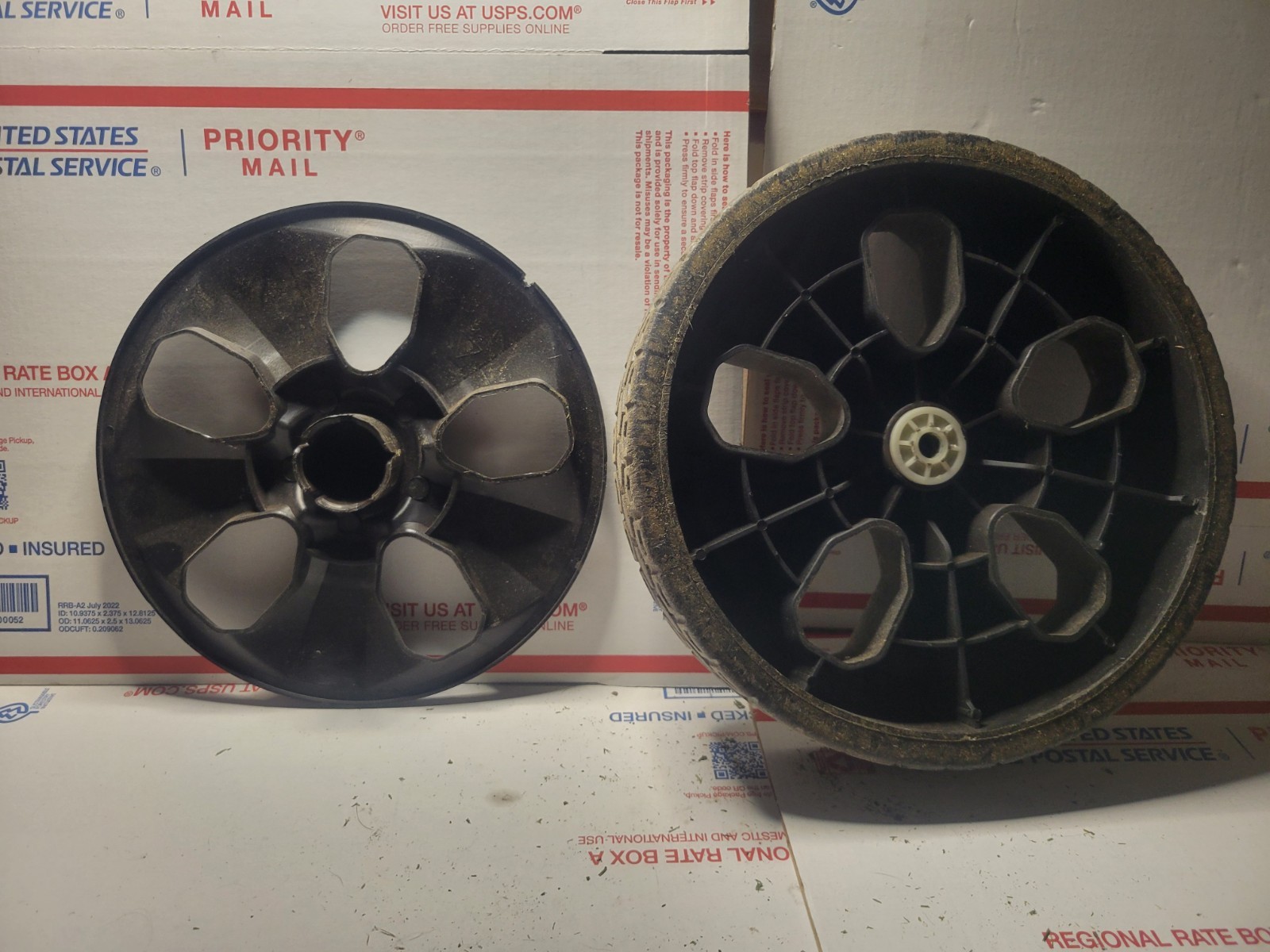 ONE USED Black & Decker MM2000 Lawn Mower Rear Wheel 514016124 514016121