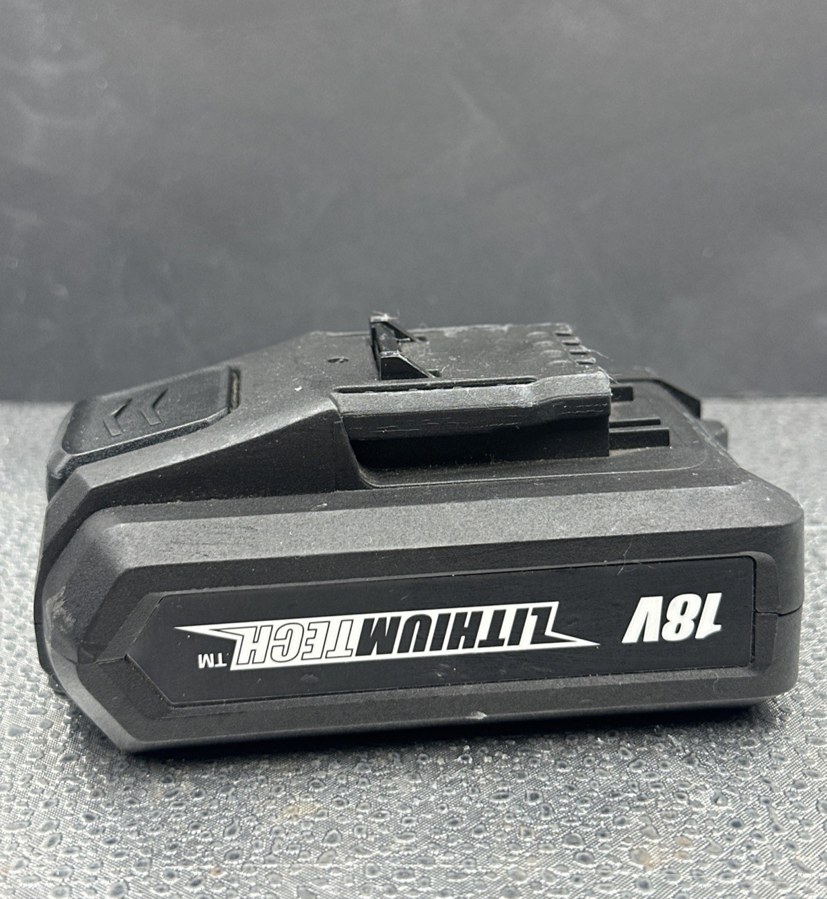 SHOPSERIES SS9361 18V 1.3Ah lithium-ion (Li-ion) battery pack.