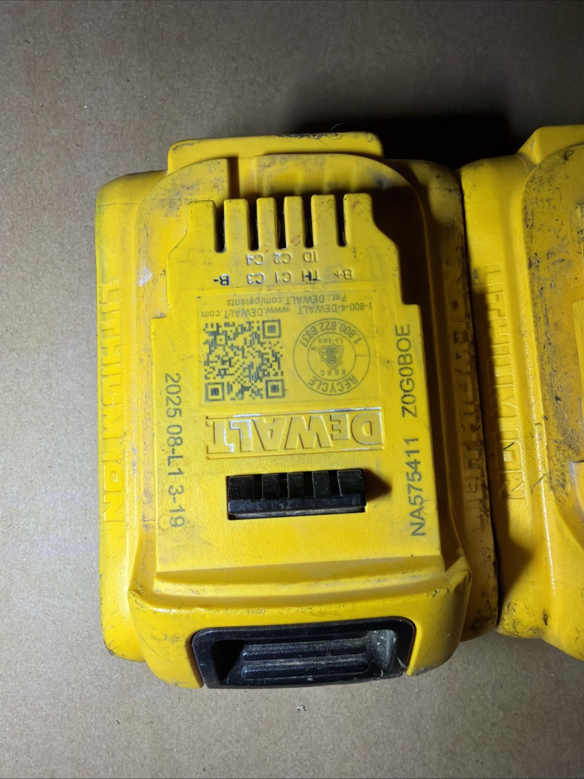 2025 2024 2023 DEWALT DCB205 20v 5ah Max XR Lithium Ion Power Tool Battery