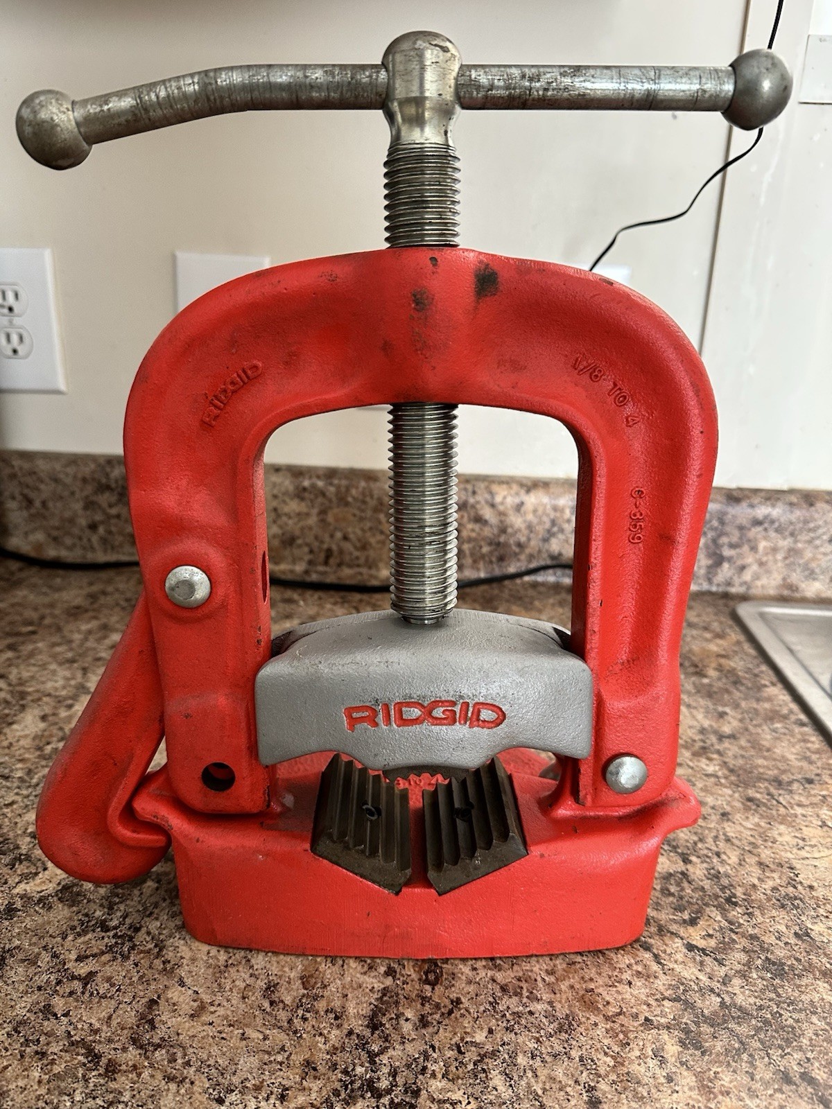 Ridgid 40100 25A 1/8″-4″ Bench Yoke Vise w/ Hardened Alloy Steel Jaws