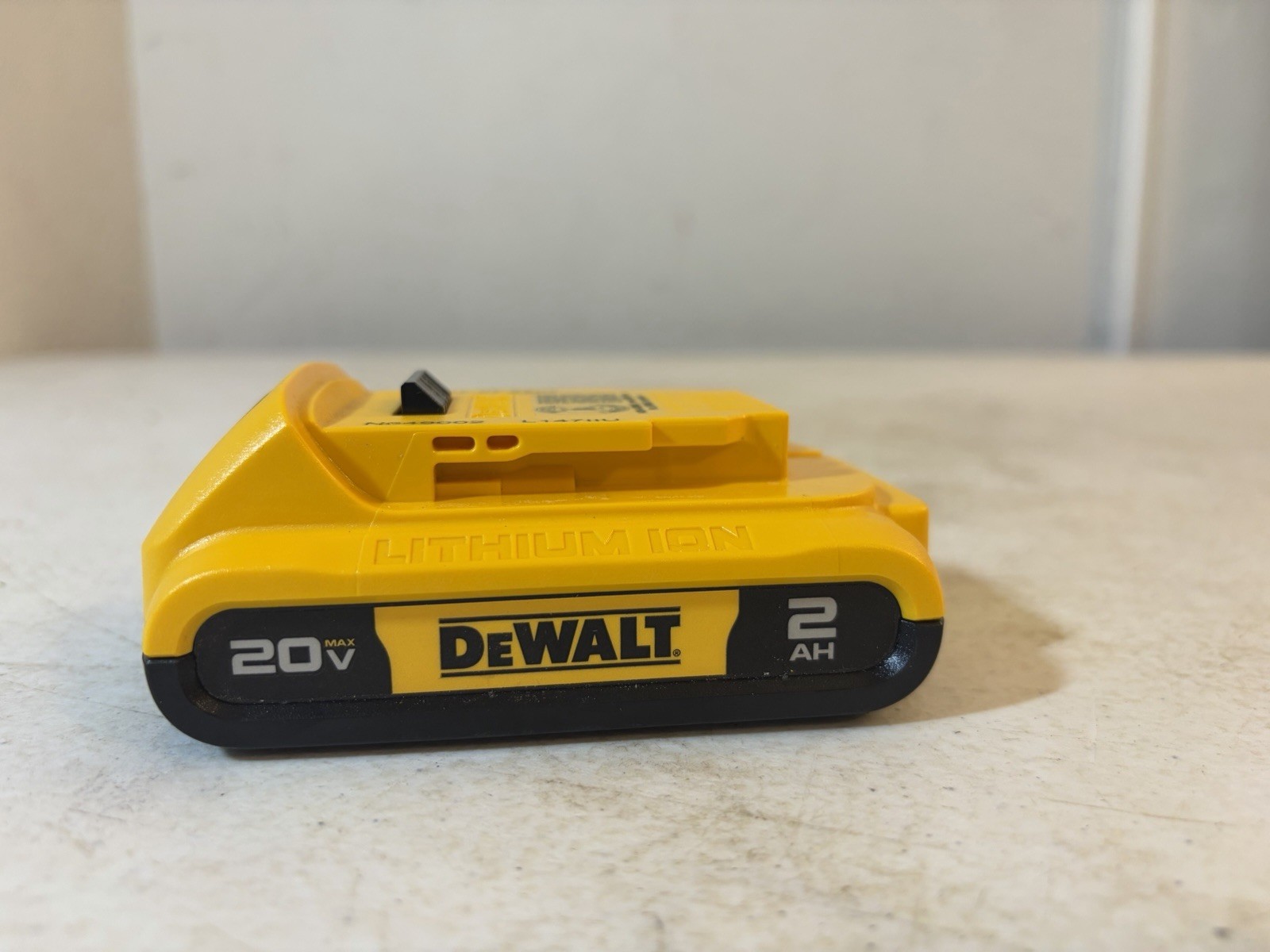 DEWALT 20V Max Battery 2.0Ah Lithium Ion Li-Ion 20 Volt DCB203