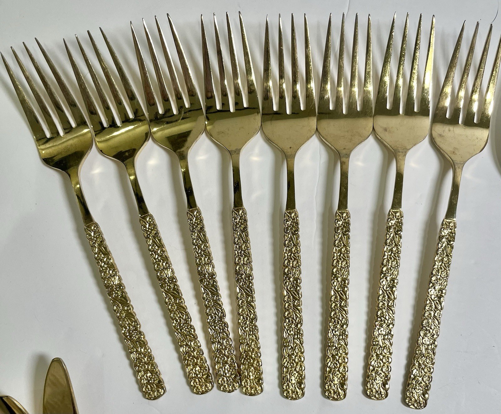 GOLDEN LIFETIME CUTLERY GOLD PLATE FLATWARE 34-PIECES