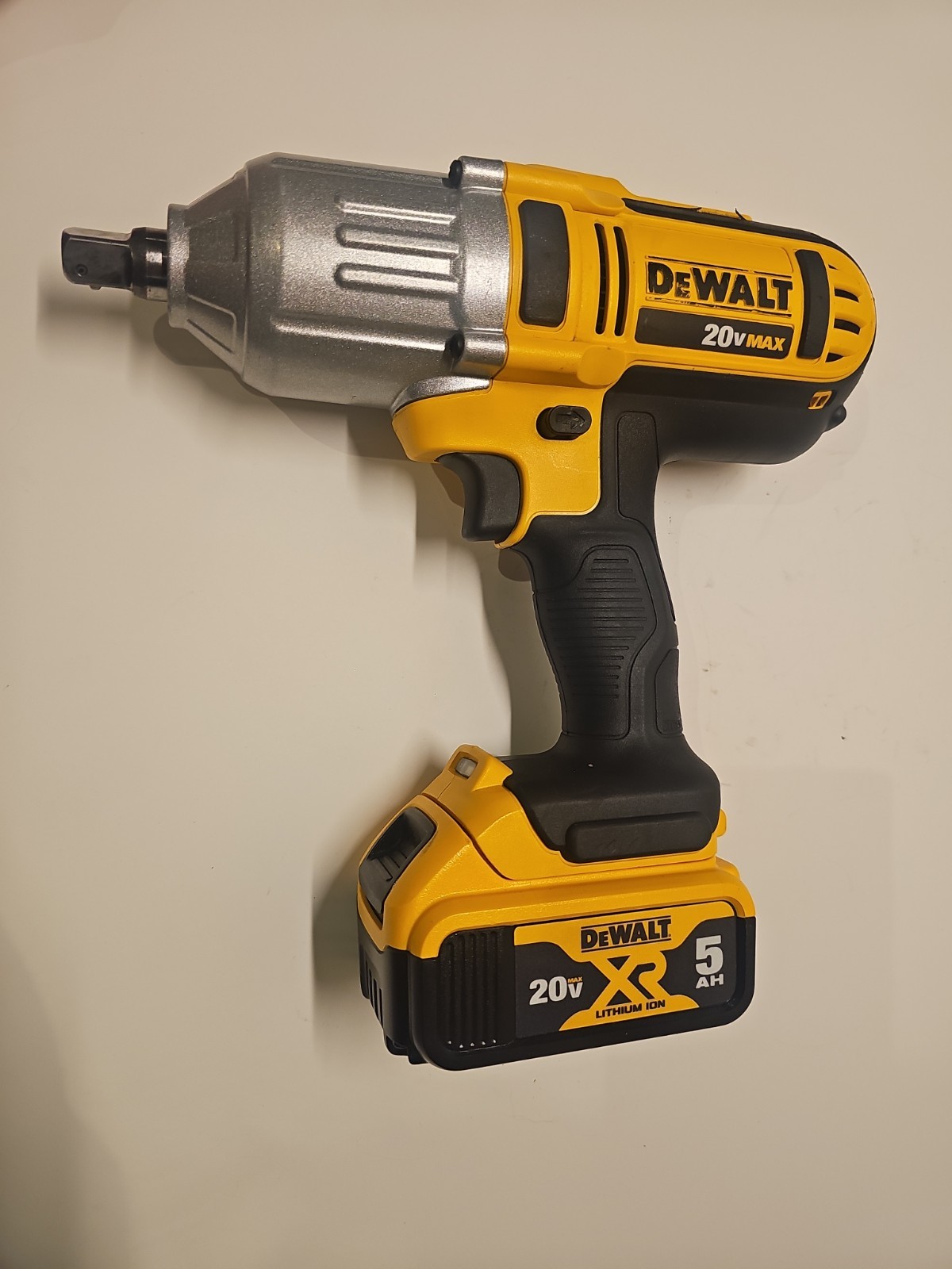 DEWALT DCF889 20V CORDLESS 1/2″ IMPACT WRENCH & 5Ah BATTERY EXCELLENT CONDITION!