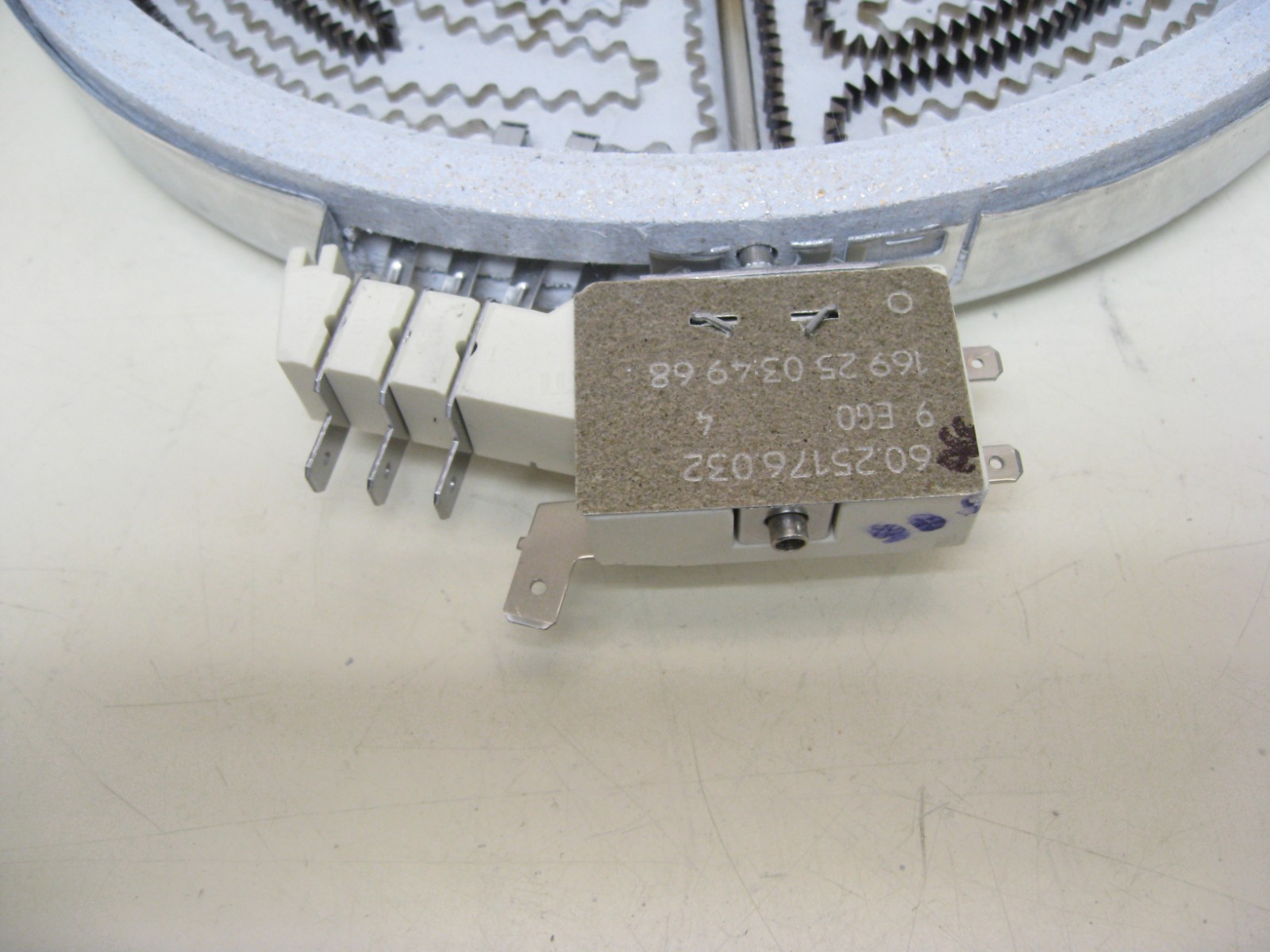 Frigidaire Range Oven Radiant Surface Element, 9 ⅞” 3200/1100W 8583165300028