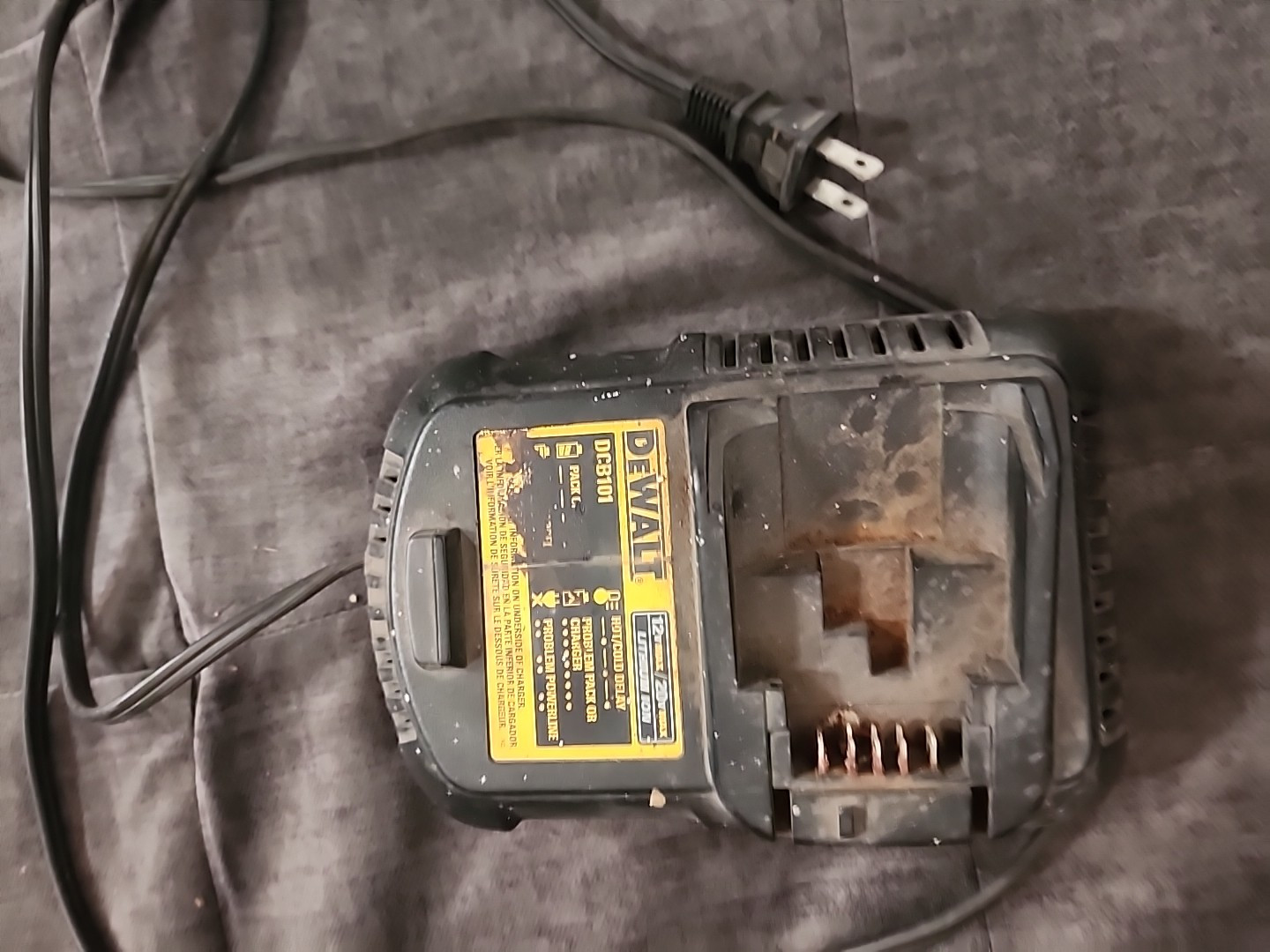 DEWALT DCB101 12V – 20V MAX Lithium ion Tool Battery Charger