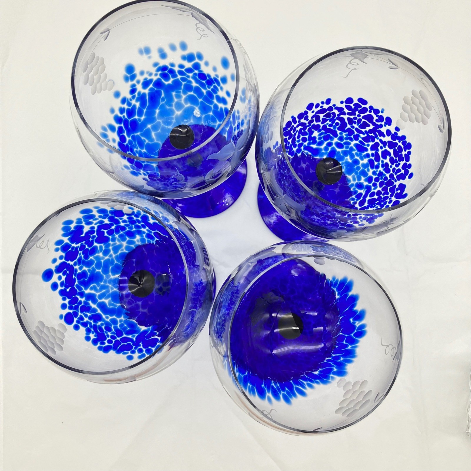 Art Glass Wine Glasses Set of 4 8.5in Cobalt Blue Etched Grapes Confetti Vintage