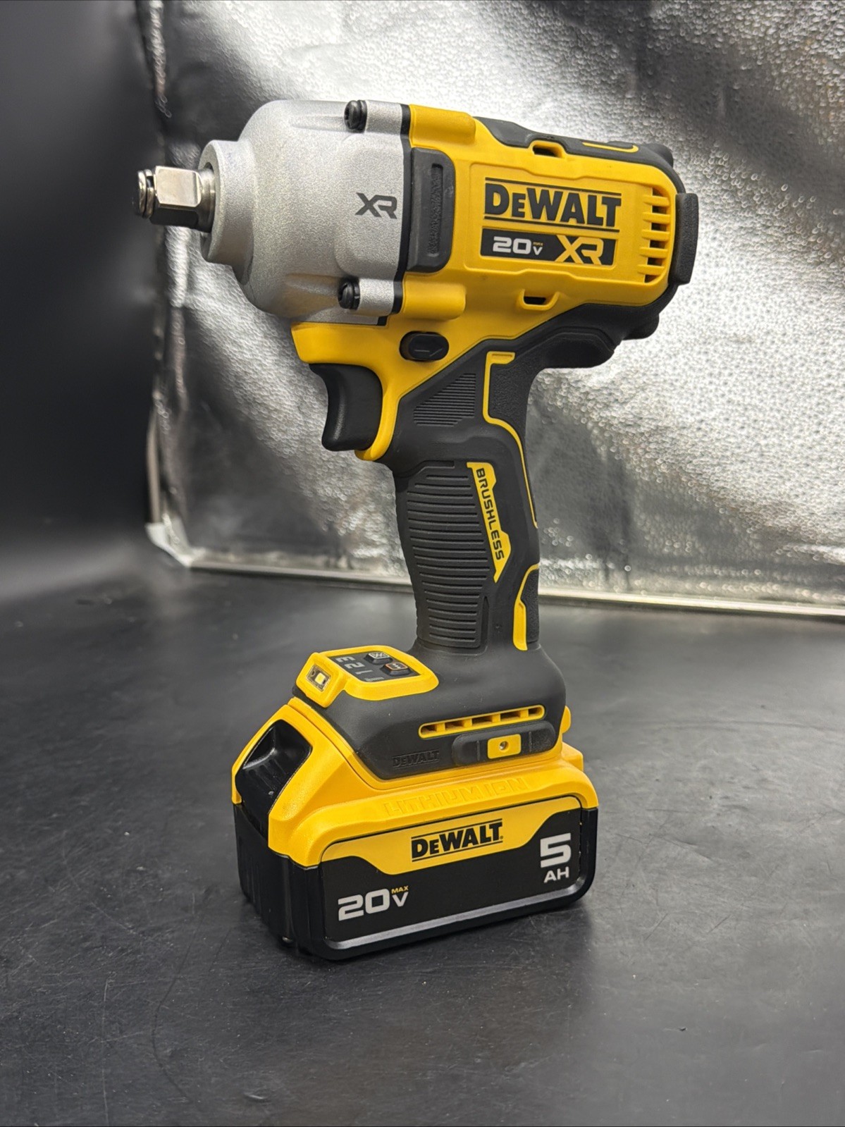 DEWALT DCF891 20V MAX XR 1/2″ Mid-Range Impact Wrench -Hog Ring with 5Ah Battery