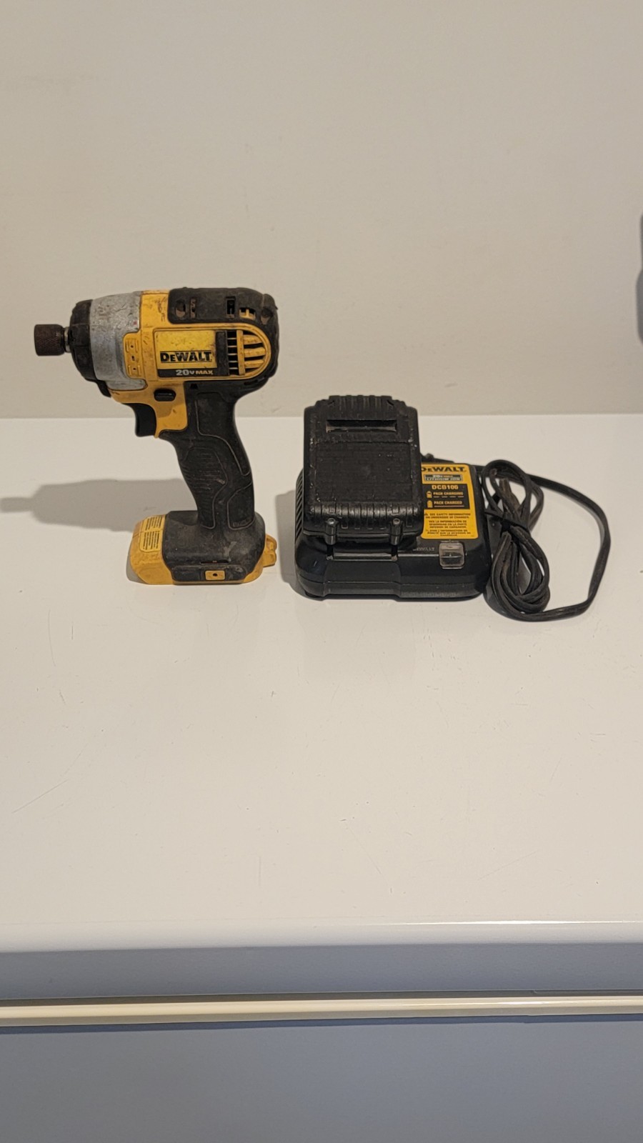DEWALT DCF885 20V MAX 1/4″ Cordless Impact Driver w/ Battery & Charger Tested