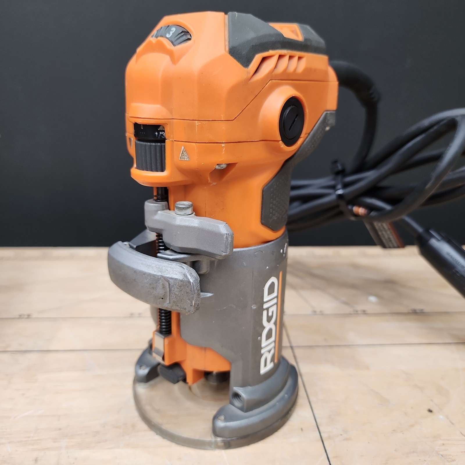READ DESCRIPTION RIDGID 5.5 AMP Compact Fixed-Base Corded Router R24012