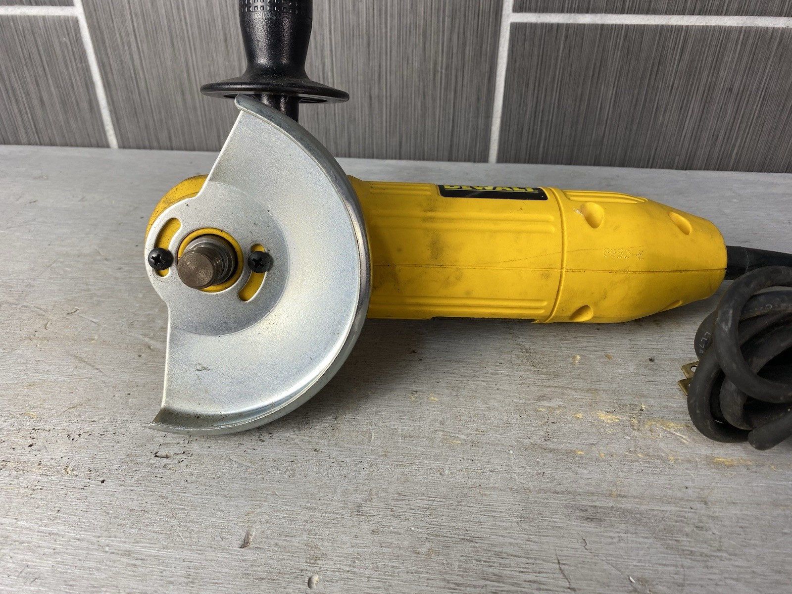 DeWalt DW400 4-1/2″ Angle Grinder 5amp 10,000pm Corded 120V w/aux handle & guard