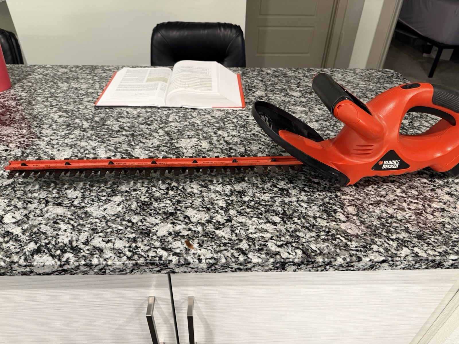 BLACK+DECKER BEHT350 22in Electric Hedge Trimmer