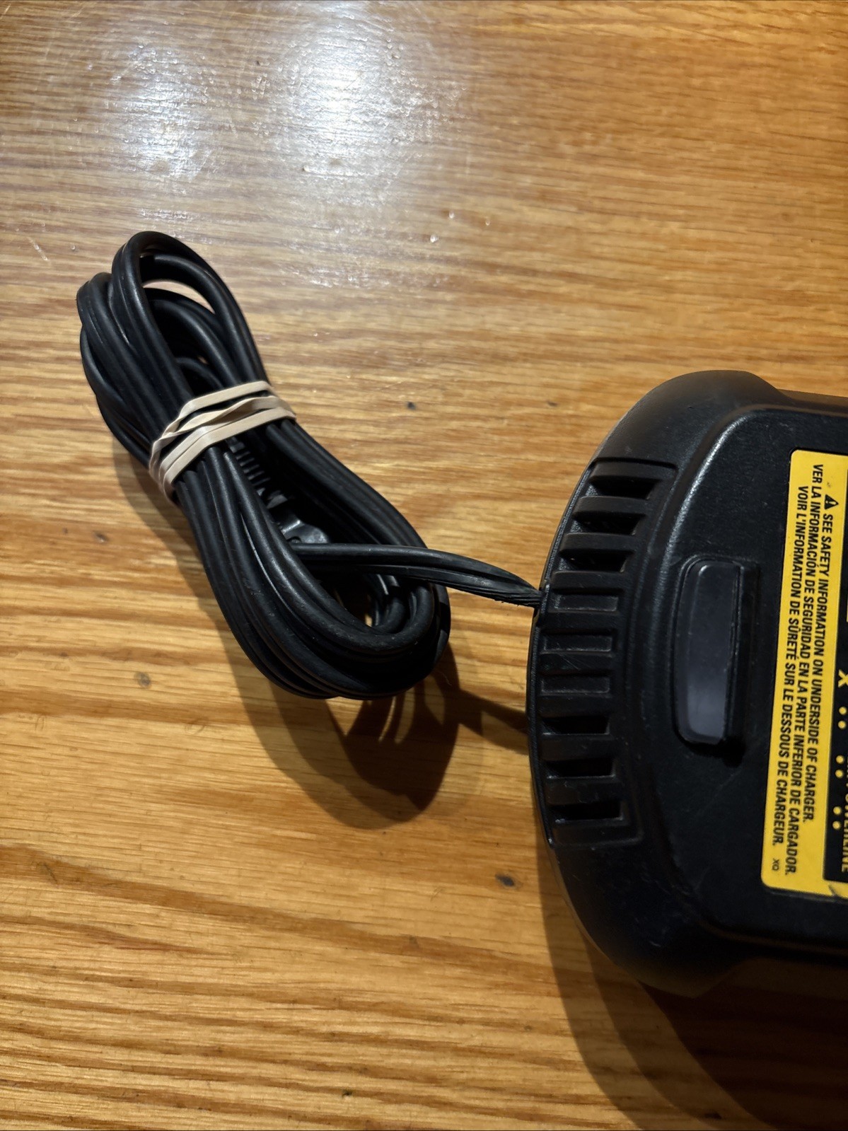 DEWALT DCB101 12V – 20V MAX Lithium ion Battery / Charger