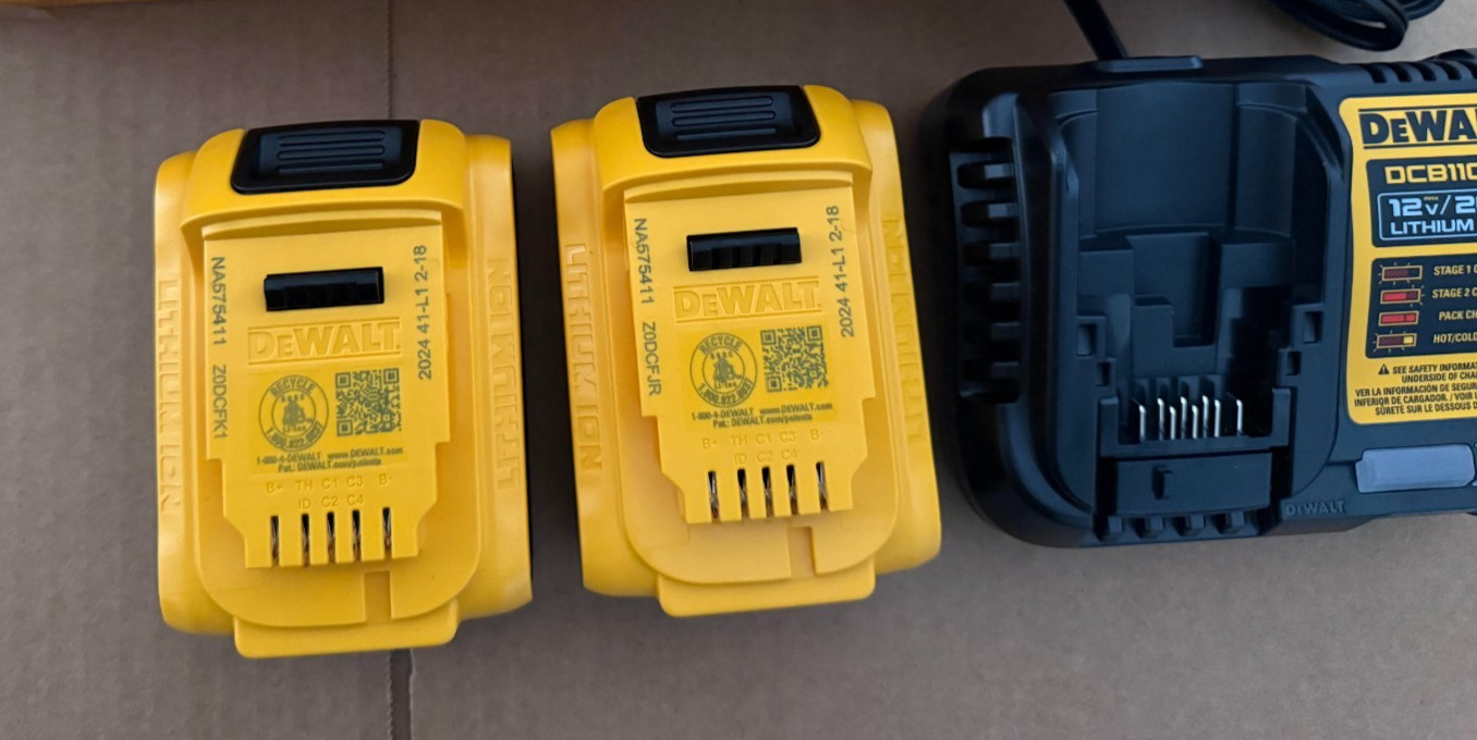 Genuine DeWalt DCB205-2C 20V MAX XR Lithium-Ion 5Ah Two Battery Starter Kit