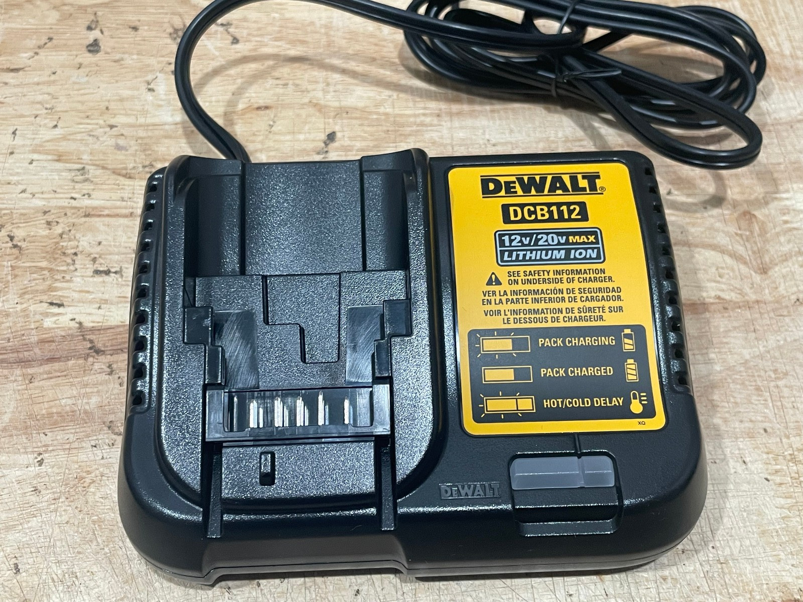 DeWALT DCB112 12V/20V MAX Lithium-Ion Battery Charger + 1 Batteries NEW