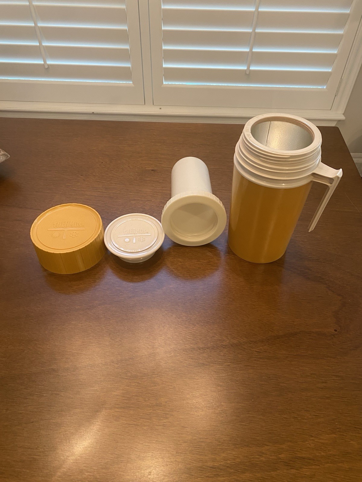 Thermos Vacuum Flask Pint 7202 Yellow/White Twist Lid Handle 4-Piece Set
