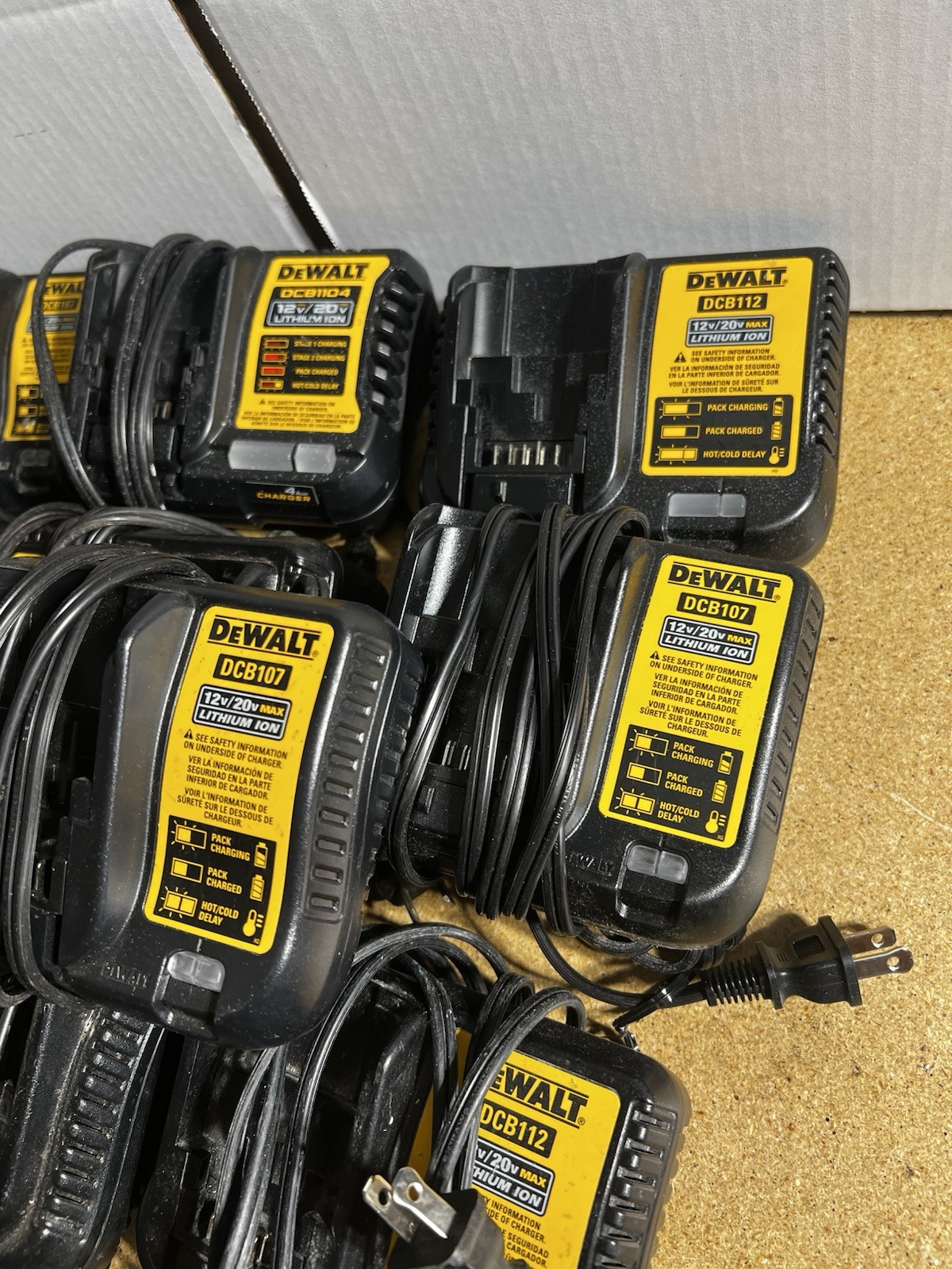 DEWALT 10 Battery Charger – Black