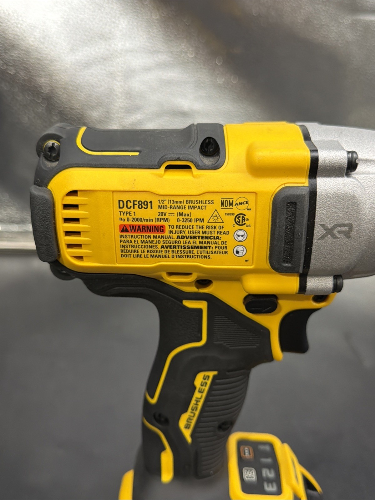 DEWALT DCF891 20V MAX XR 1/2″ Mid-Range Impact Wrench -Hog Ring with 5Ah Battery