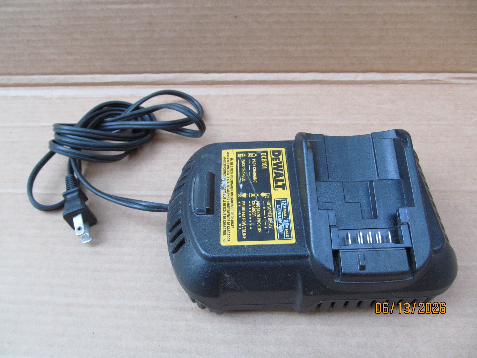 Genuine DEWALT DCB101 12V-20V Lithium ion Battery 4A fast Charger