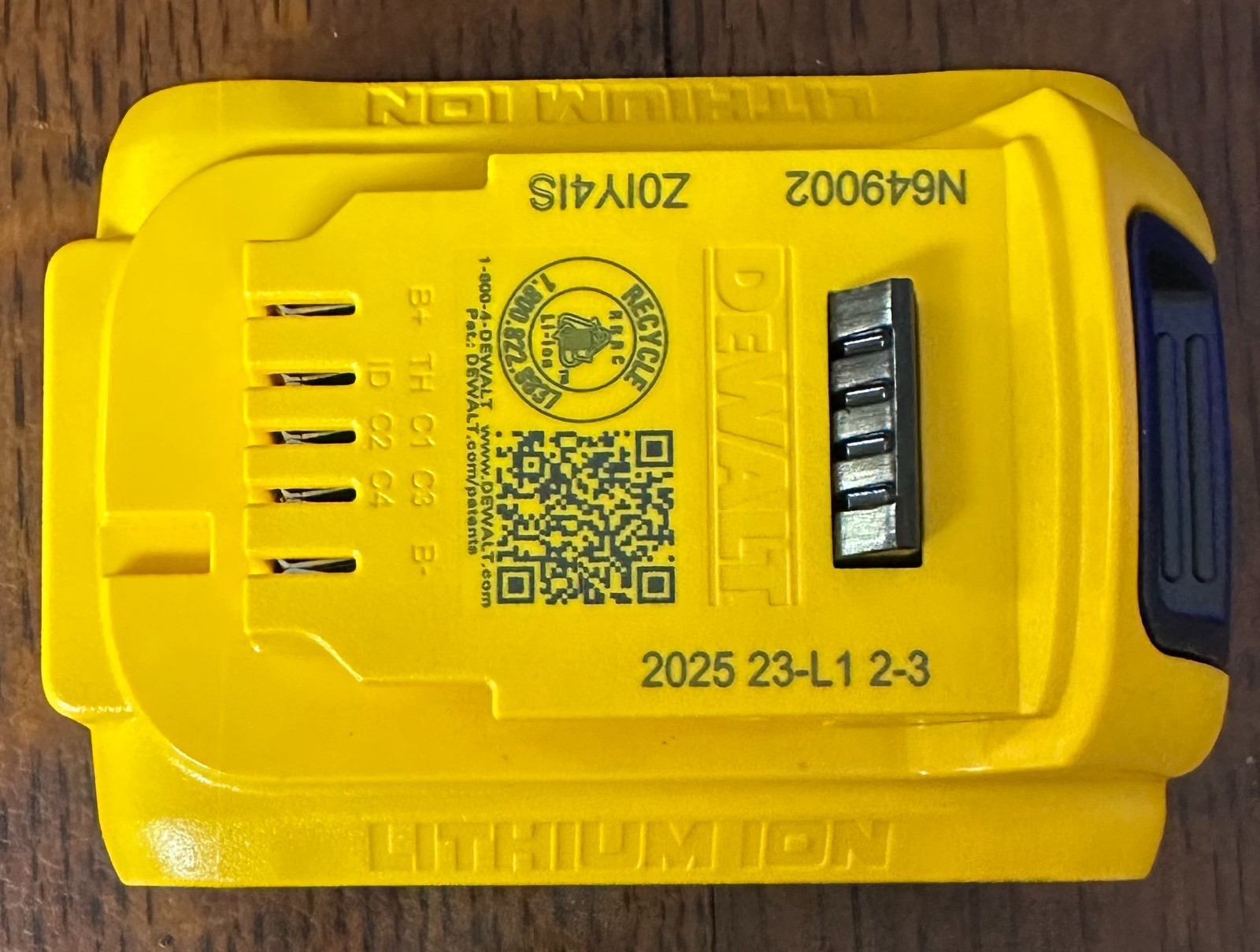 New Dewalt DCB203 20V Max Battery 2.0Ah Lithium Ion Li-Ion 20 Volt Date 2025