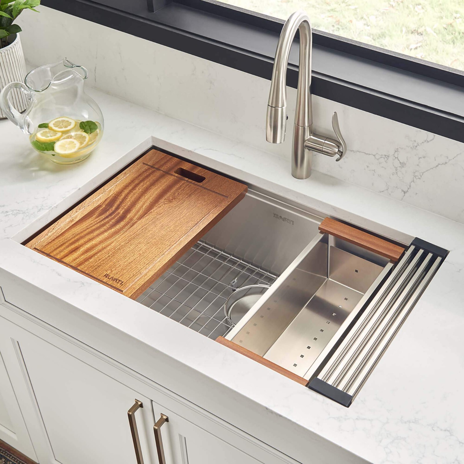 Ruvati 33″ Workstation Ledge Rounded Corners Undermount Sink – RVH8303