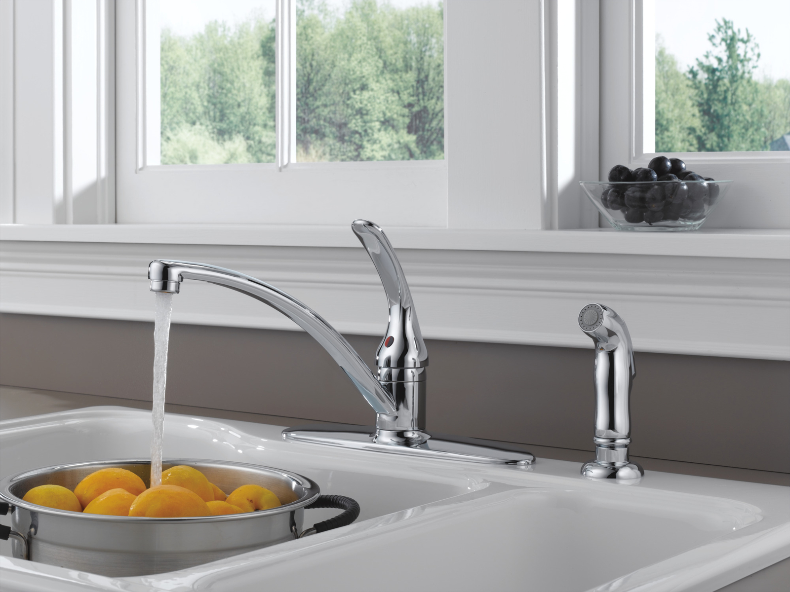 Delta Foundations 1-Handle Kitchen Faucet 1.8 GPM Chrome-Certified Refurbished