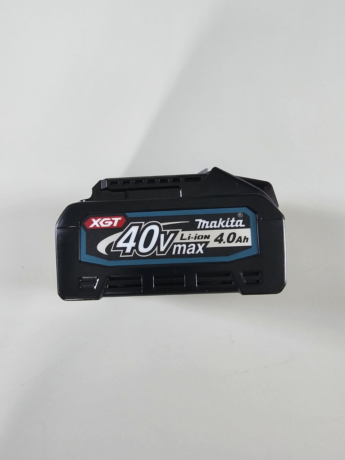 Makita BL4040 40V max XGT 4.0Ah Lithium-Ion Battery, Impact-Resistant Outer Case