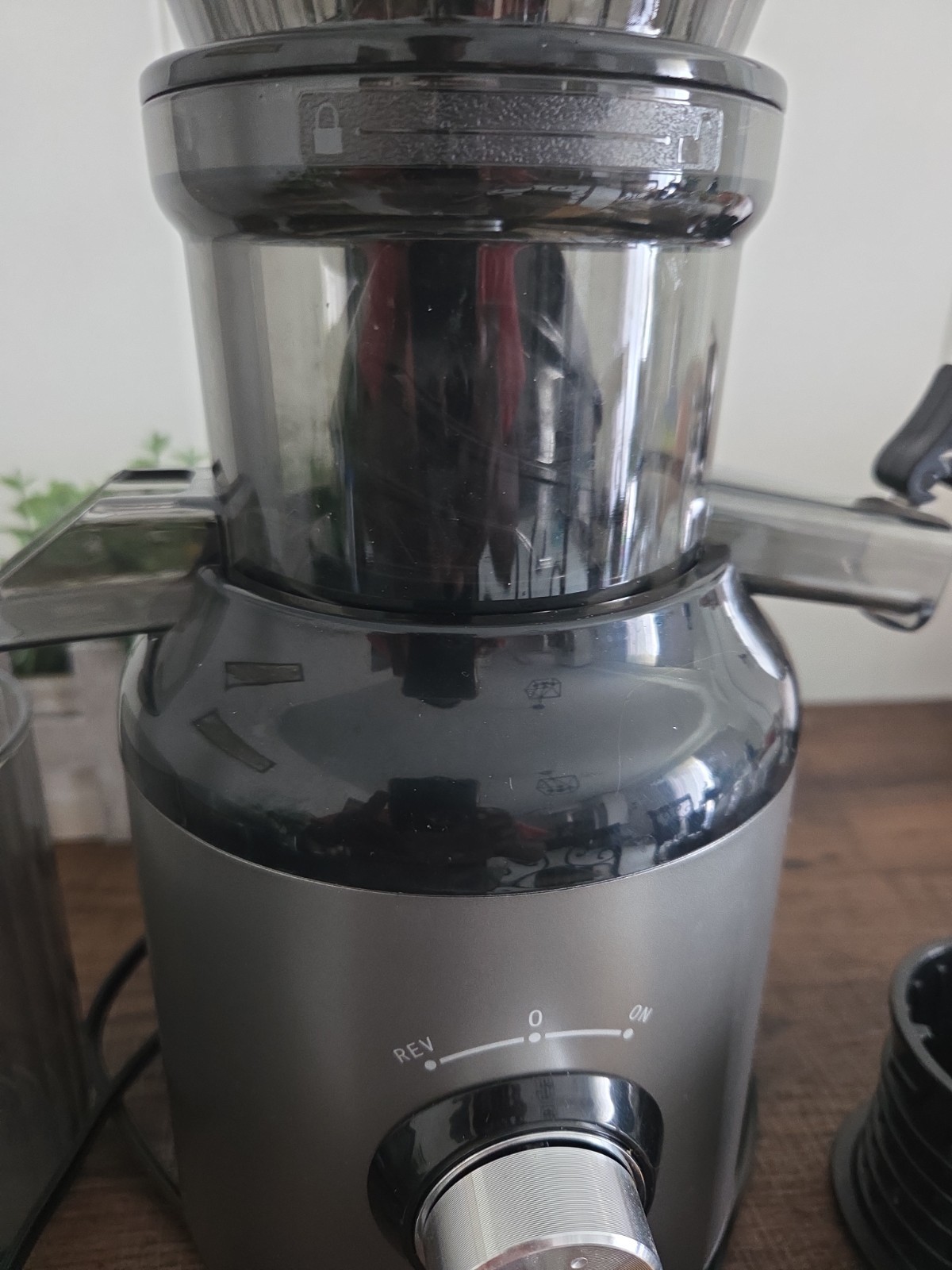 Slow Juicer Electric silver black brushed finish dishwasher-safe parts
