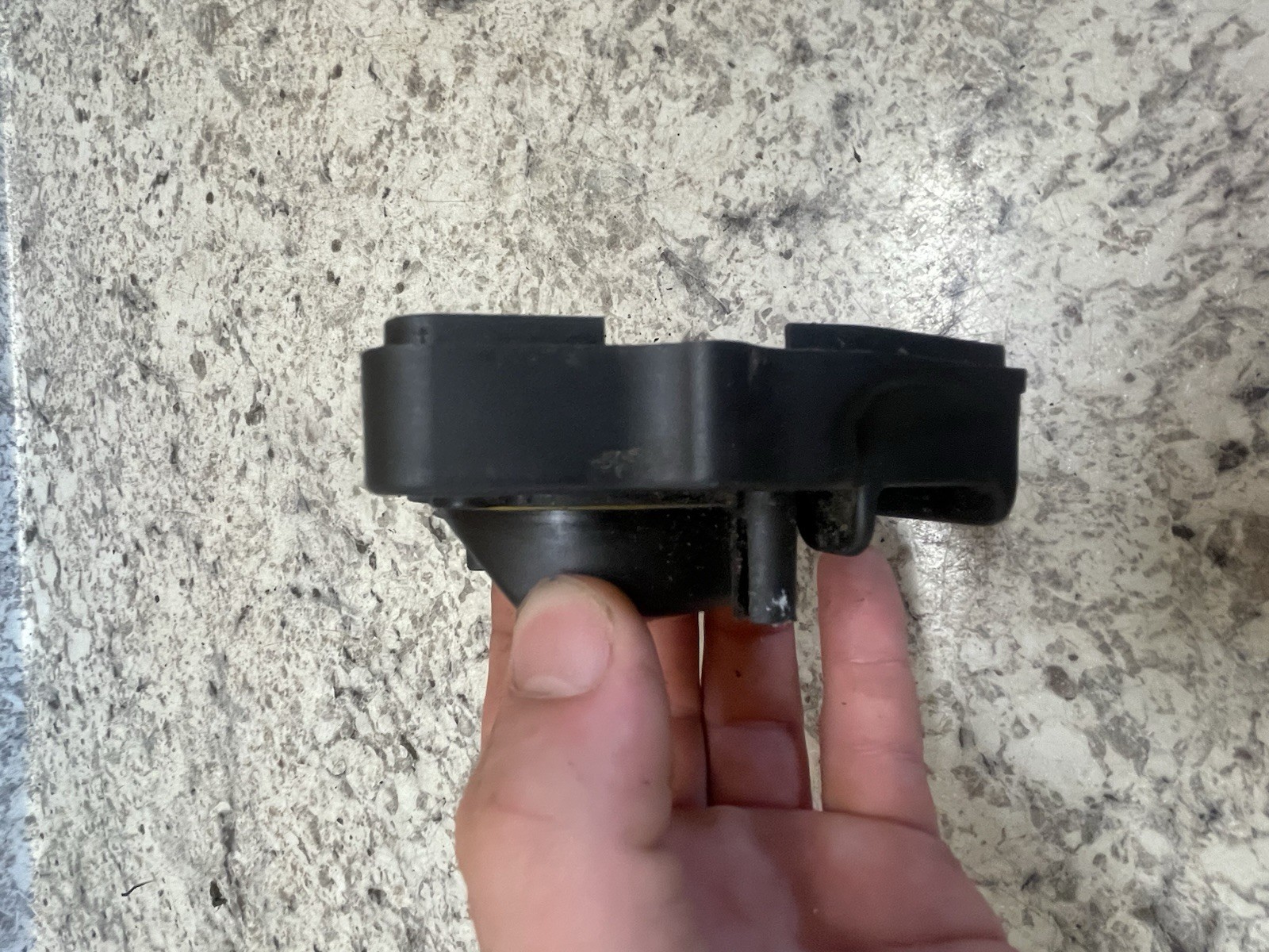 OEM Bolens BL100 31cc 17″ Trimmer Throttle Air Filter Carburetor Base 731-04449