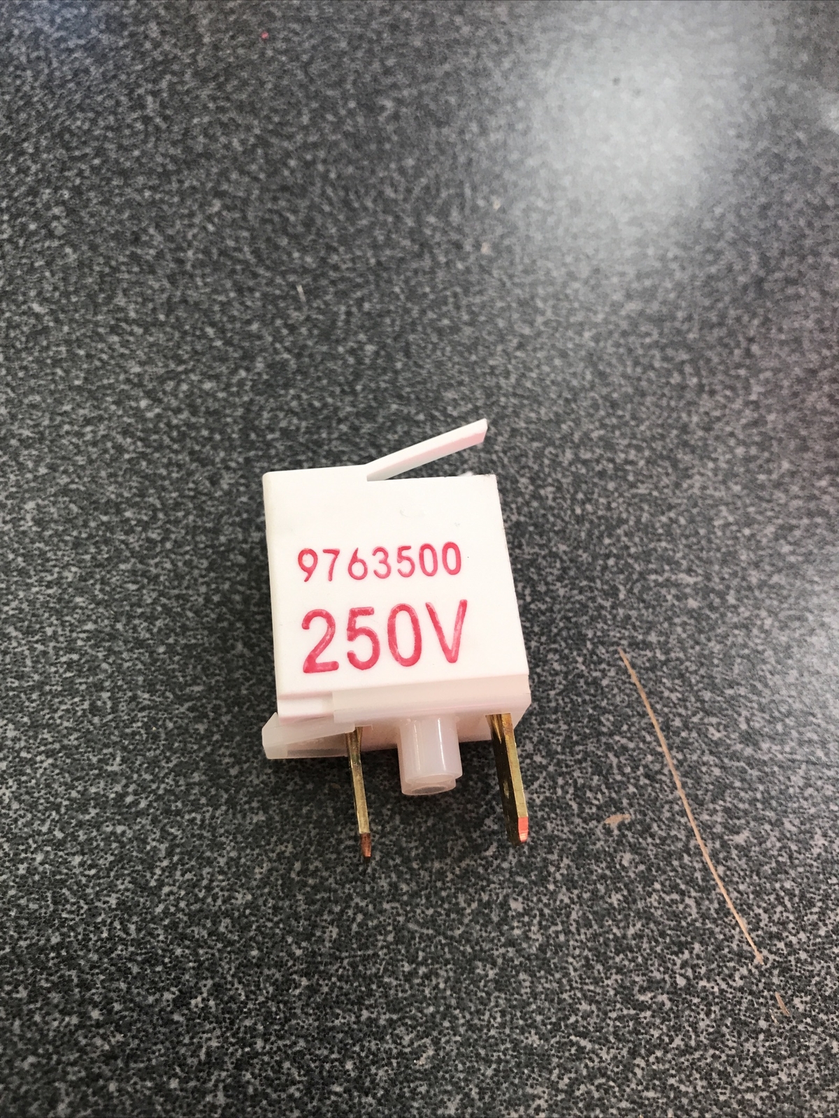 WHIRLPOOL RANGE LIGHT INDICATOR OEM P/N WP8523266 8523266 4438102 9763500 250V